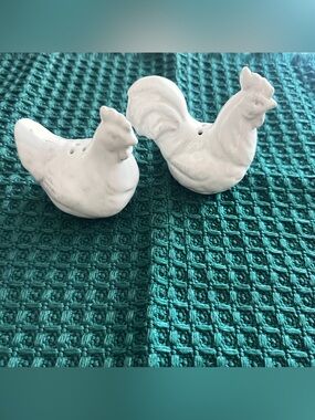 Hen and rooster salt and pepper shakers